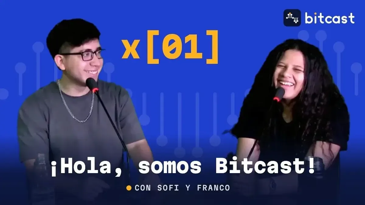 Sofi y Franco sonríen frente a sus micrófonos en la portada del primer episodio de Bitcast, con el texto «¡Hola, somos Bitcast!»