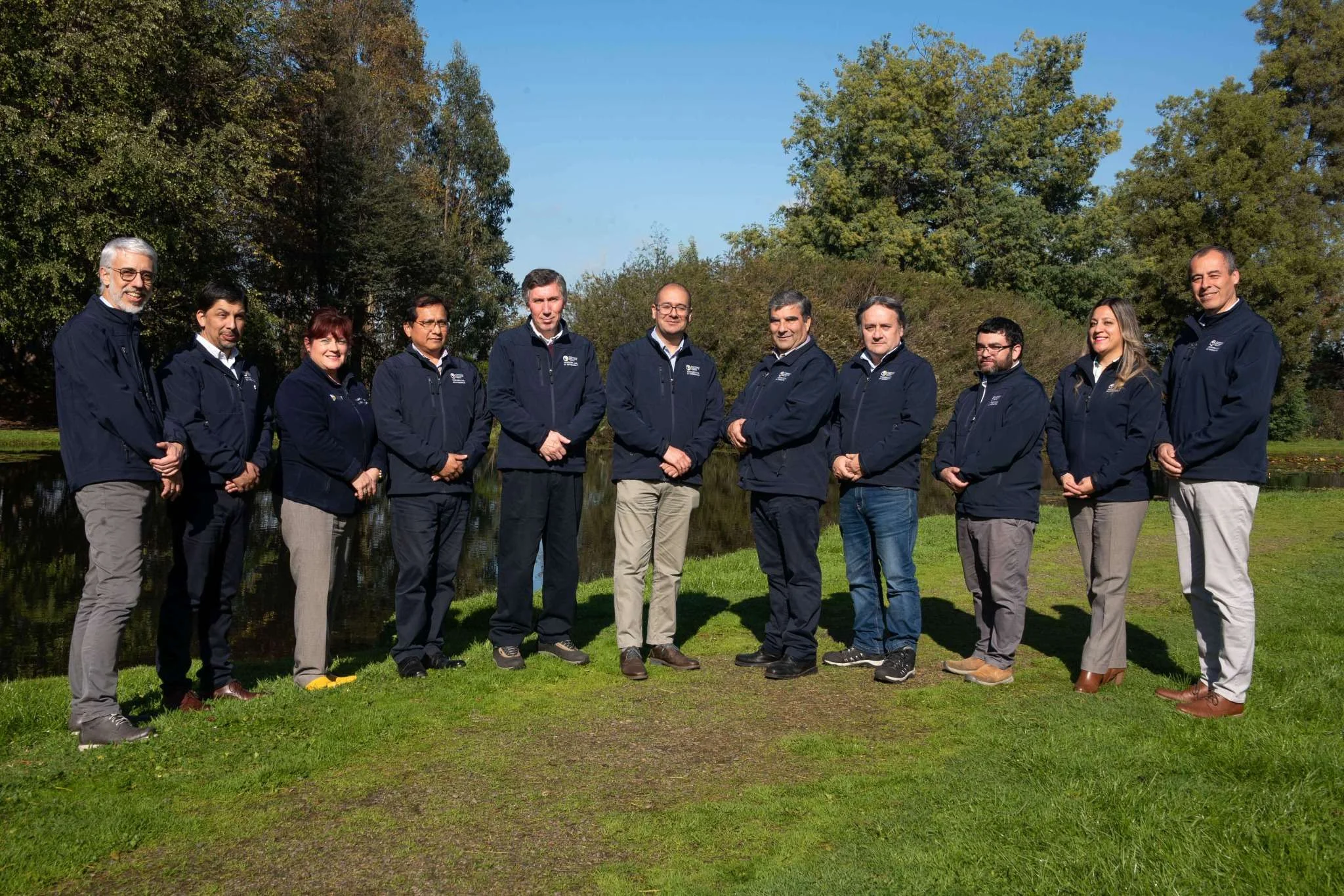 Cuerpo docente y administrativo de Ingeniería Civil en Informática UCT, junto al estanque del campus